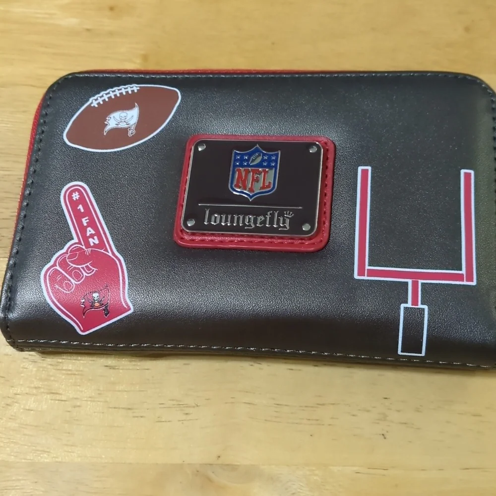 Tampa Bay Buccaneers Loungefly Wallet - Picture 3 of 4